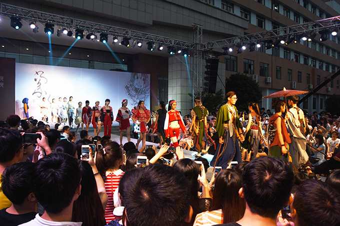3.艺术学院服装设计展演现场.JPG