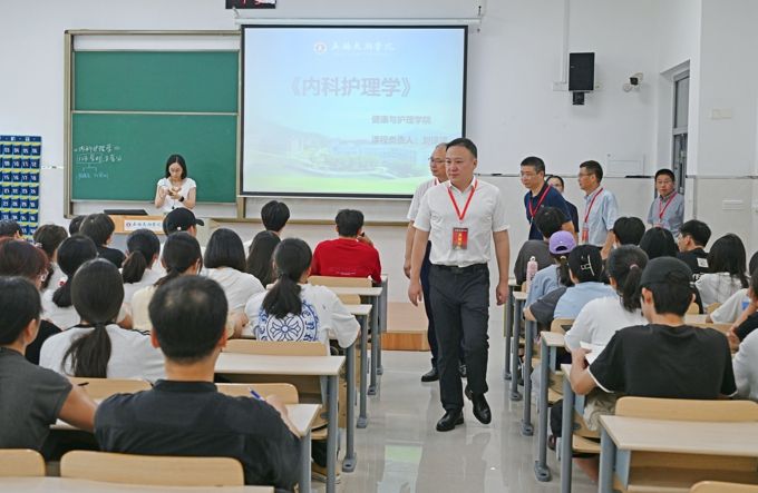 校领导带队检查2025年秋季学期开学第一课1.jpg
